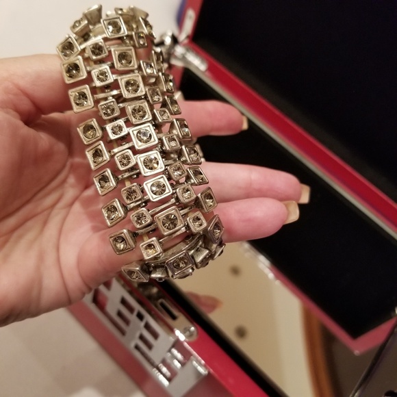 UNIQUE DESIGN! GORGEOUS Silver-Tone Stretchable Bracelet. - Picture 4 of 8